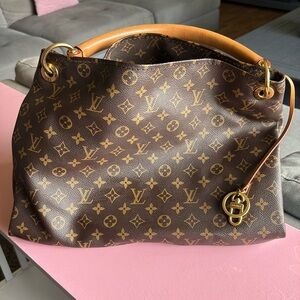 Selling my beautiful authentic Louis Vuitton Artsy
In very good condition.